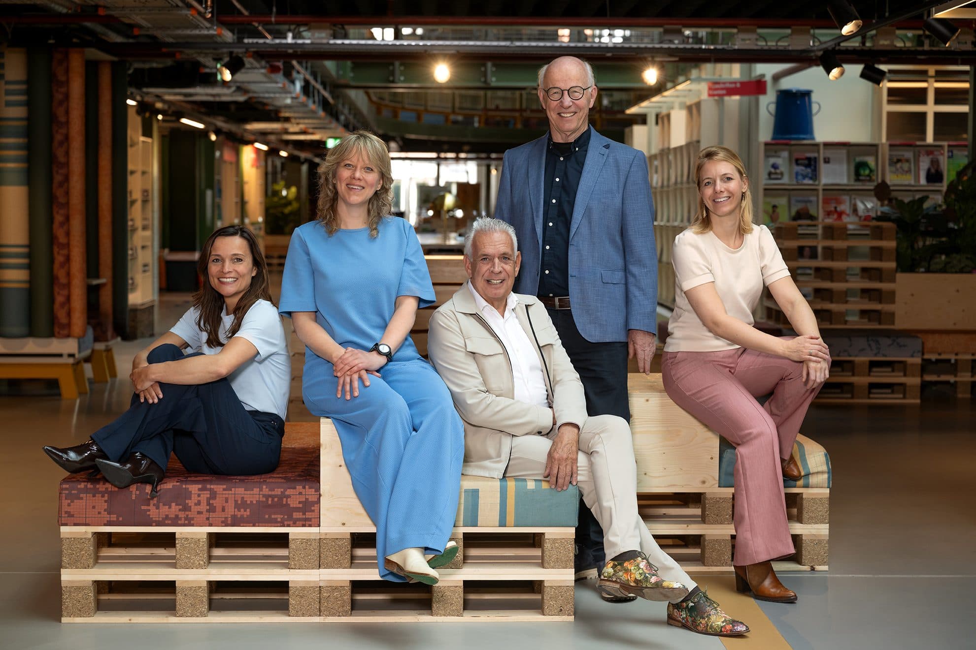 Het team en het tijdelijke bestuur van Stichting Oss & Partners, samen op de foto