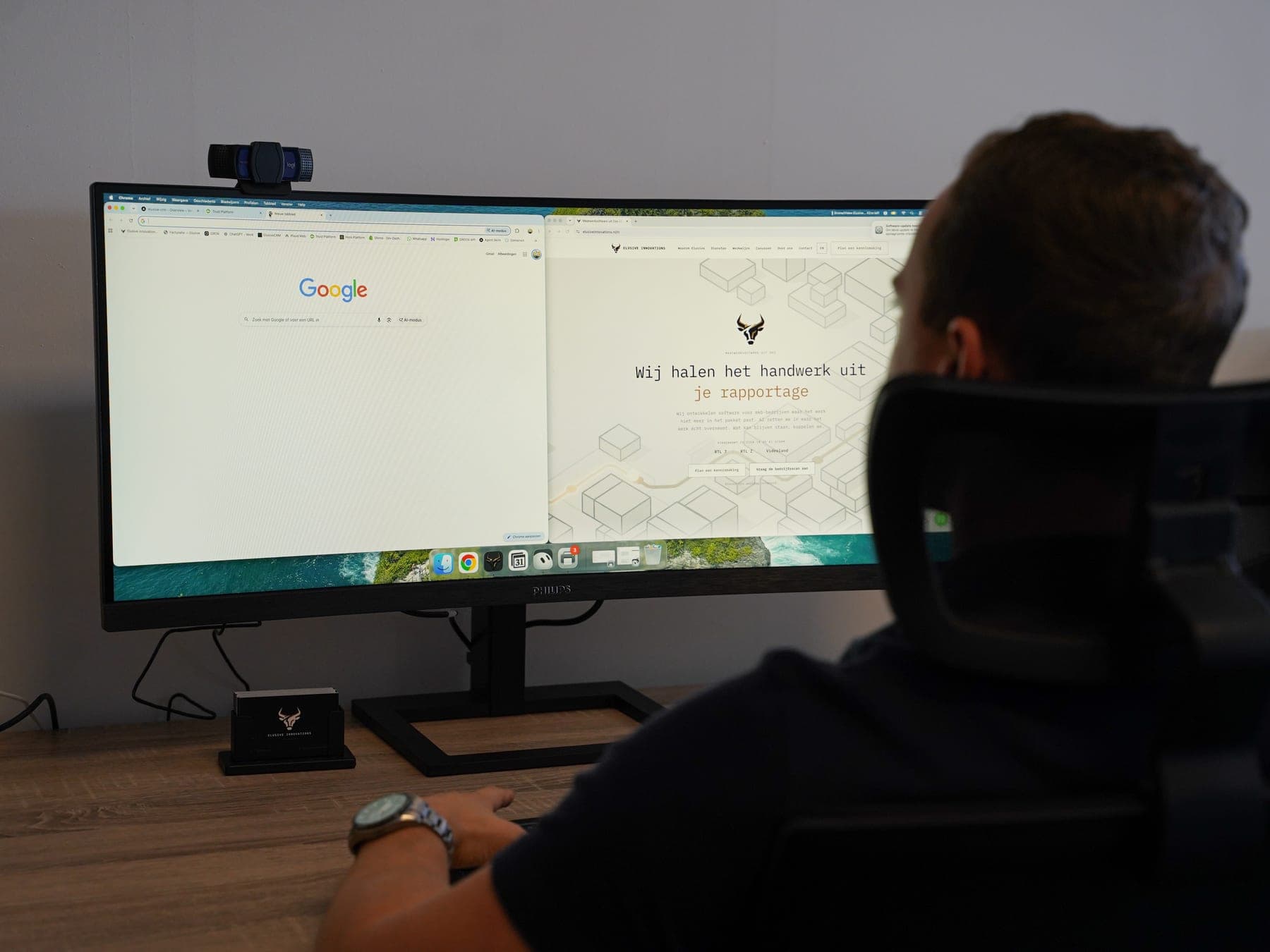Over de schouder van een man achter een breed scherm met links een zoekpagina en rechts de website van Elusive met 'Wij halen het handwerk uit je rapportage'